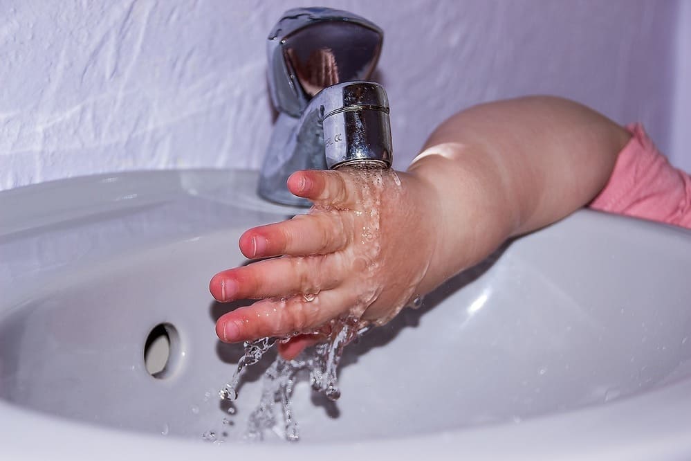Niño lavando la mano