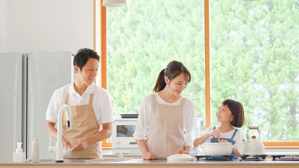 familia cocinando
