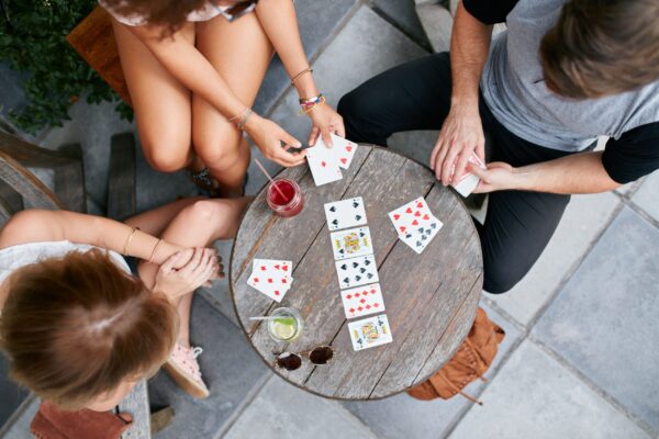 Ocio con cartas españolas: los mejores solitarios para el descanso